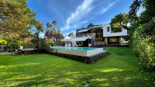 Pinamar Centro Exclusiva Casa 6 Ambientes C/piscina, Quincho, Parque, Parrilla. Inmejorable Por Su Ubicación Y Su Diseño Atemporal.