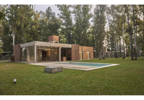 Casa De 3 Dormitorios Con Cochera, Galería Y Piscina