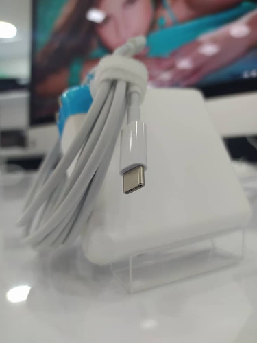 Imagen 3 de 6 de Apple Cargador Usb C Tienda Física Mci