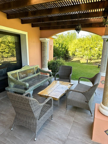 Imagen 3 de 17 de Muy Linda, De Estilo Colonial Y Con Barbacoa Independiente