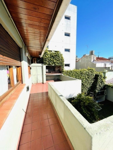 Venta Vivienda Multifamiliar De 6 Amb.c/ Local,parque Y Quincho. Barrio Chauvin. Sobre Lote Propio.