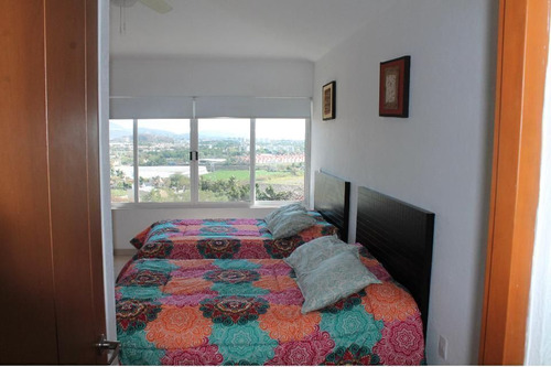 Residencia En Venta Con 4 Recámaras, Alberca En Áreas Comunes