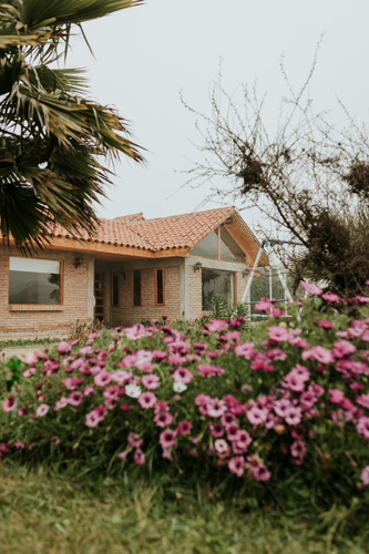 Iluminada Casa Con Finas Terminaciones Y Árboles Frutales