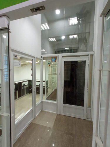 En Alquiler Local Comercial Y Oficinas Planta Baja ,centro Comercial Camino Real Barcelona