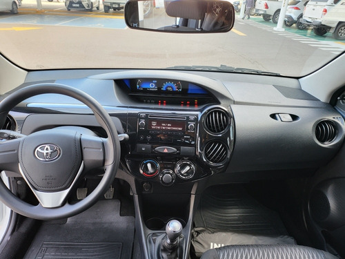 Imagen 9 de 12 de Toyota Etios 2022 1.5 Sedan X