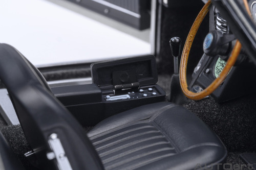 Aston Martin Db5 James Bond 007 Escala 1:18 Autoart 70296 Color Plateado
