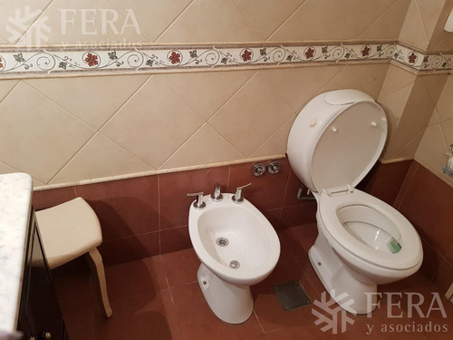 Venta De Casa 5 Ambientes Con Cochera Cubierta Y Patio En Don Bosco (26796)