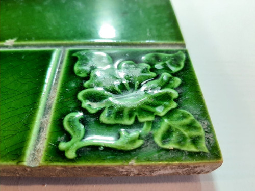 Imagen 3 de 4 de Antiguo Azulejo Mayólica Relieve Verde Motivo Floral 7581