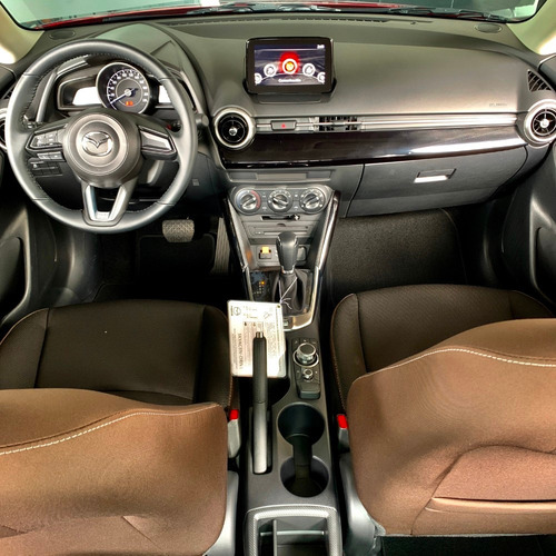 Imagen 6 de 21 de Mazda 2 Sedan Touring At Rojo