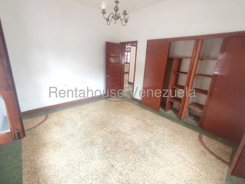 Amplia Casa De 2 Niveles ,para Remodelar A Su Gusto En Venta Ubicada En El Paraíso 25-17760
