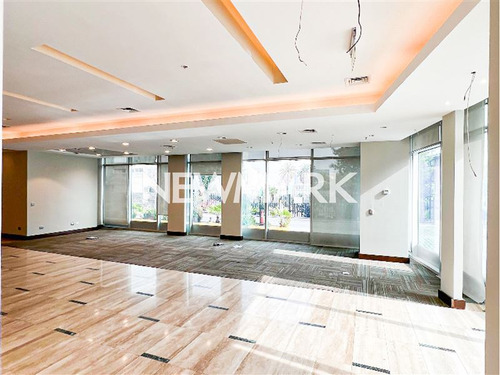 Impecable Y Amplio Local Comercial En Las Condes