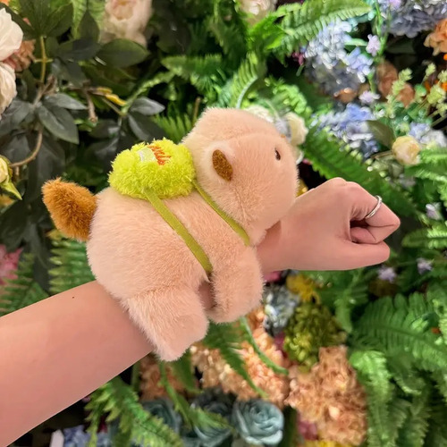 Peluche De Capibara Brazalete Que Te Abraza Con Su Mochilita