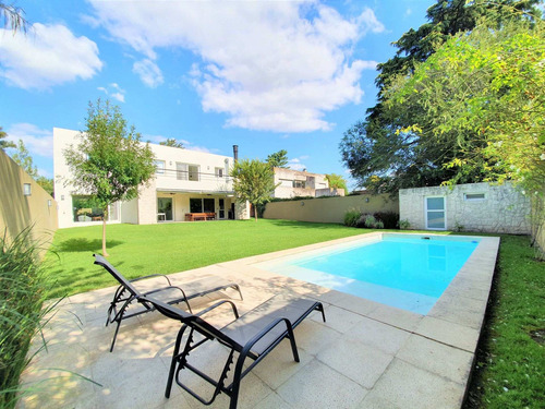 Casa En Venta En San Isidro, Barrio Santa Rita