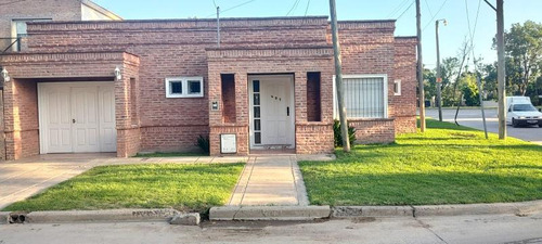 Casa En Venta - 3 Dormitorios 2 Baños - Cocheras - 442mts2 - Coronel Brandsen