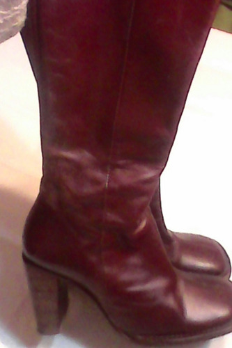 Botas Bordo Caña Alta Estilo Sixty Con Taco Madera De9,5 Cm