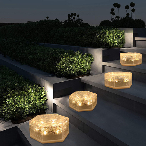 Una Lámpara De Jardín Solar Hexagonal De Ladrillo De Hielo E