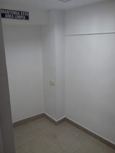 En Alquiler Local Comercial Y Oficinas Planta Baja ,centro Comercial Camino Real Barcelona