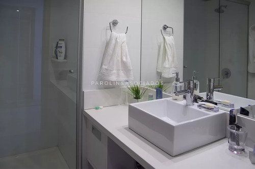 Hermoso Apartamento En Venta En Torre Bellagio, Punta Del Este.