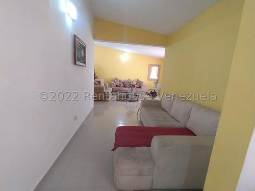 Se Vende Casa Los Samanes Urb. La Esmeraldas Maracay 23-6298 Al