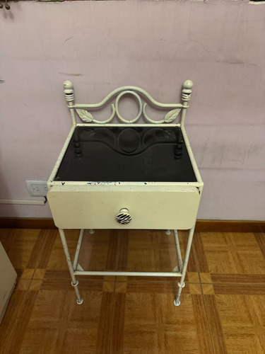 Mesa De Luz De Hierro Forjado Usada Mate Beige (Usado)
