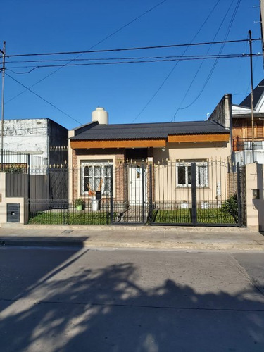 Casa En Venta En Barrio Sarmiento