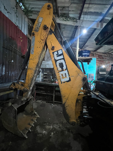 Retroescavadeira Jcb 2013/2014 4x4 Traçada