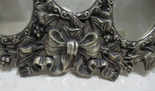 Portarretrato Triple Sólido Bronce Plateado Rococco (15457) Plateado Rococco - Hojas De Vid Con Uvas Y Gran Moño (Usado)