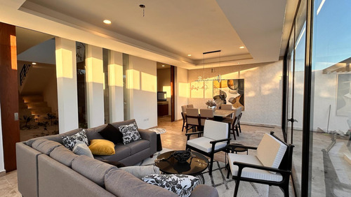 Casa En Venta Merida, Temozon Norte En Privada, Entrega Inmediata.
