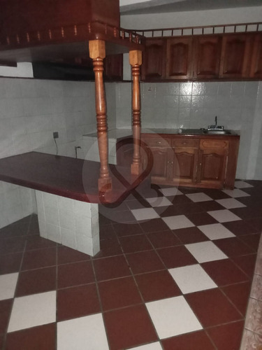 Amplia Casa De 270m2 | 4 Recámaras | 4 Baños | 3 Estacionamientos | Col. Aurora