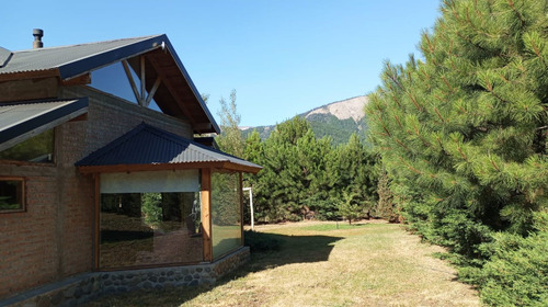 Re/max Vende Casa Con Amplio Parque En Meliquina