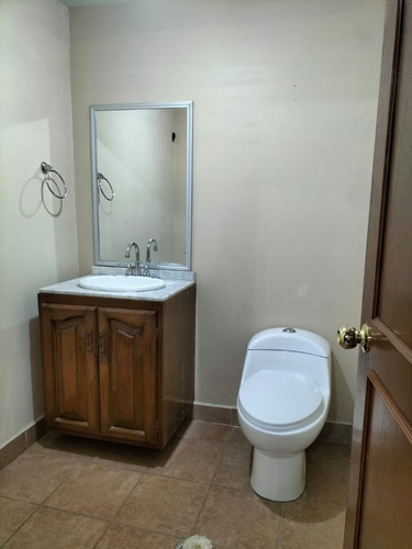 Se Vende Casa En Fraccionamiento Los Arcos En Excelente Ubicación Calle Con Parque Área Verde De Ambos Lados,