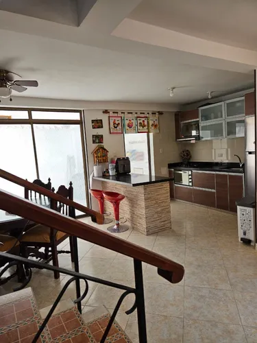 Casa Remodelada, Con Jardín, Sobre Vía Principal, Esquinera Y Con Magnifica Vista.