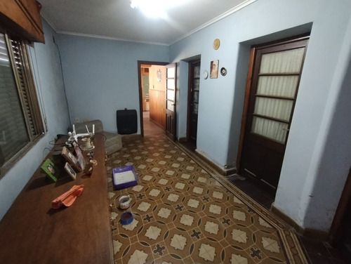 Casa Al Frente Con Cochera Y Patio En Barrio Sargento Cabral, Santa Fe