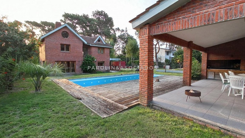 Muy Linda Casa En Lugano- Ref: 2315