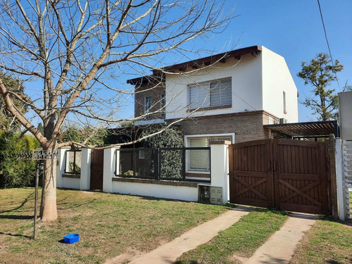 Imagen 1 de 22 de Casa 2 Plantas En Funes.