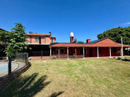 Casa En Venta De 5 Ambientes Con Piscina En Berazategui. Financia O Permuta