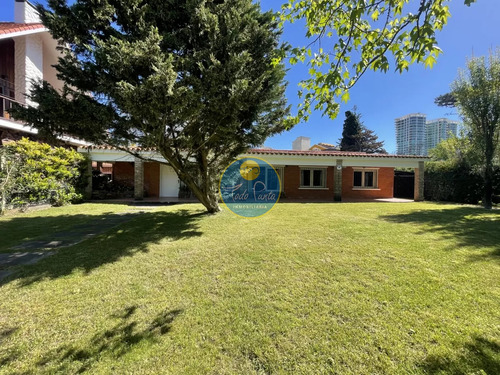 Casa Sobre Una De Las Avenidas Principales De Punta Del Este, 3 Dormitorios, Barbacoa