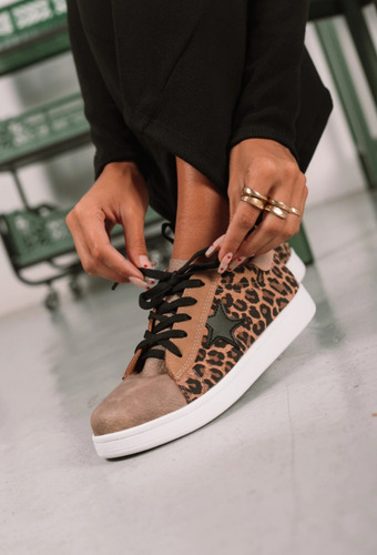 Zapatilla Mujer Yael Animal Print Punta Redonda