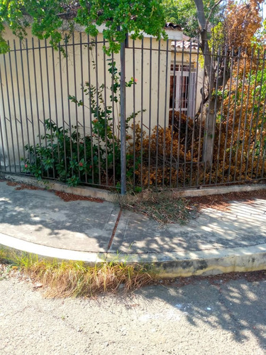 Imagen 2 de 6 de Casa Para Remodelar En El Sector Las Mercedes ¡a Precio De Oportunidad!