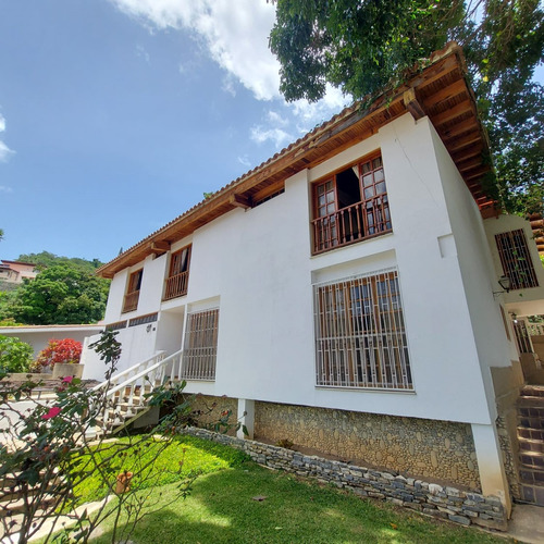 Se Vende Casa 1465m²  4h+s7b+s3p En Prados Del Este 