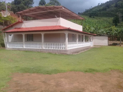 Chácara Com 4 Quartos E 2 Banheiros