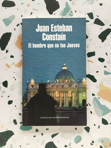 El Hombre Que No Fue Jueves / Juan Esteban Constaín