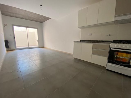 Imagen 1 de 8 de Monoambiente Con Patio - Echesortu