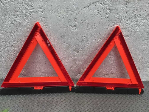 Triángulos Señalamiento  Nissan Titan 4x4 5.6 V8 Aut 10/15