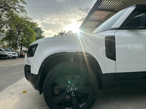 Land Rover Defender 110 Dynamic SE