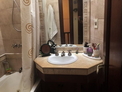 Imagen 12 de 15 de En Uno De Los Mejores Barrios De Montevideo. Casa Muy Cálida De Excelente Carpintería Y Materiales.