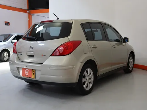 Nissan tiida hb 1.8 Premium