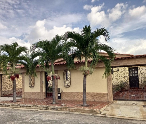 Imagen 5 de 28 de Casa Céntrica Calle Cerrada Sin Amoblar, Aire Acondicionado Central, Estilo Colonial En Alquiler Y/o Venta Trigal Norte (hg)