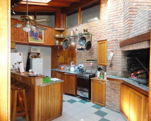 Venta Y Alquiler Temporario De Gran Casa En Pinares A Una Cuadra De La Playa- Ref: 4176