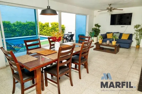 Casa Residencial Céntrica Con Alberca En Venta En Lomas Vista Hermosa Colima